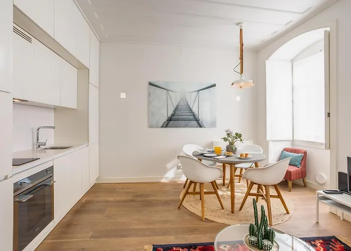 Chic Tailor Made Flat In Chiado